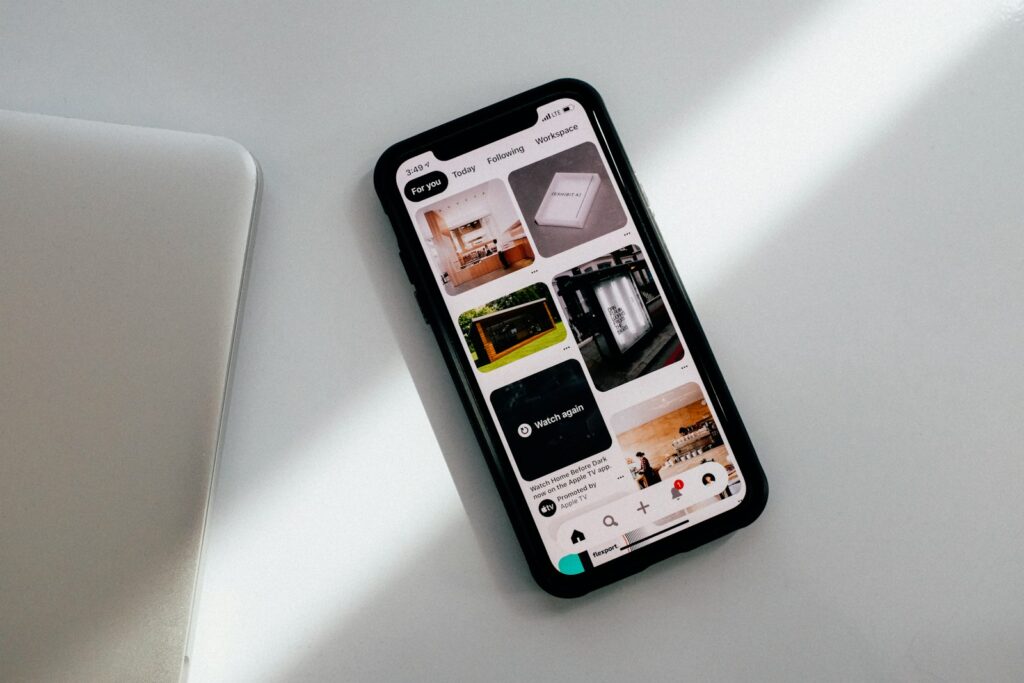 Smartphone mit geöffneter App als Symbol für das Google Unternehmensprofil von Handwerkern