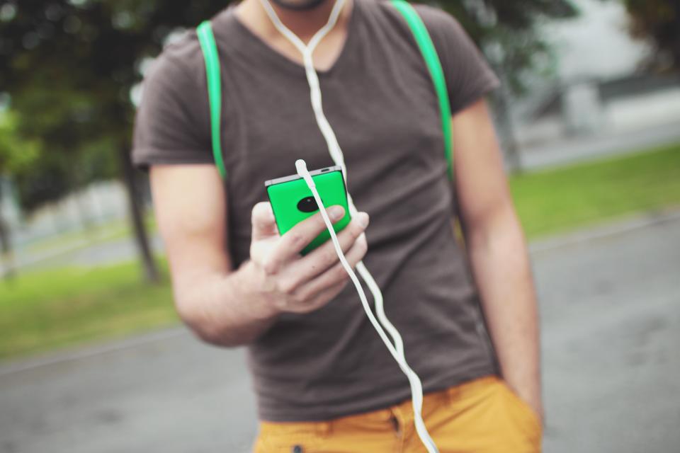Mann nutzt sein Smartphone unterwegs
