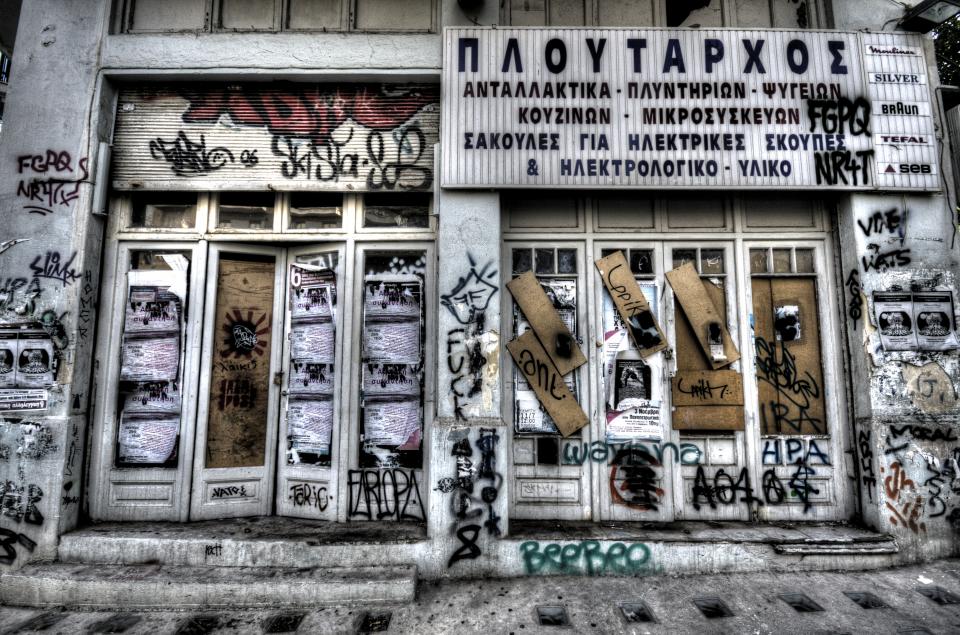 Verlassenes Geschäftshaus mit Graffiti
