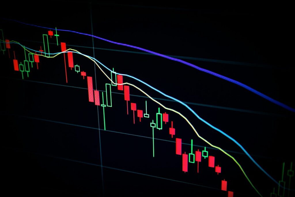 Fallender Börsenchart als Symbol für die Insolvenzen 2026 in Deutschland
