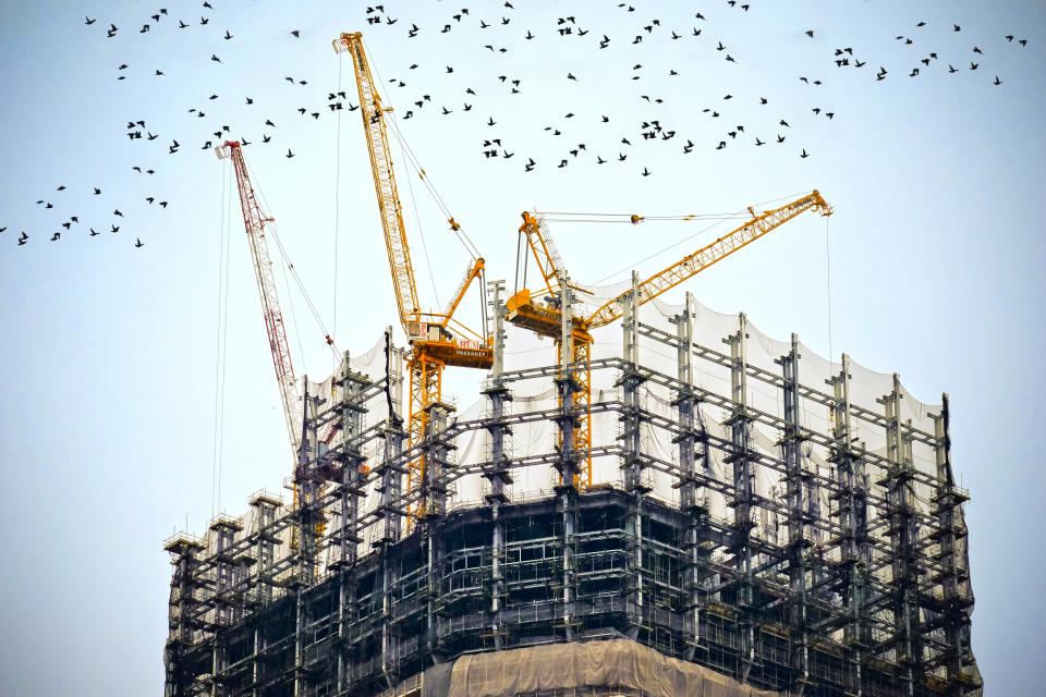 Baukräne über einem Rohbau