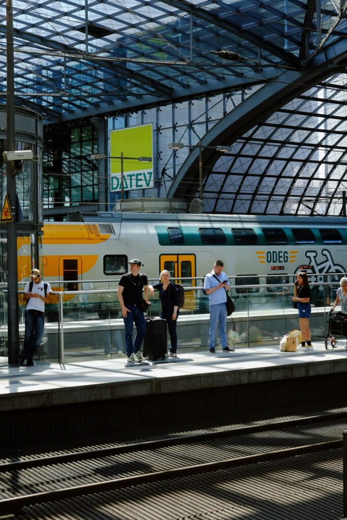 Pendler am Bahnsteig neben einem Zug als Symbol für das Jobticket