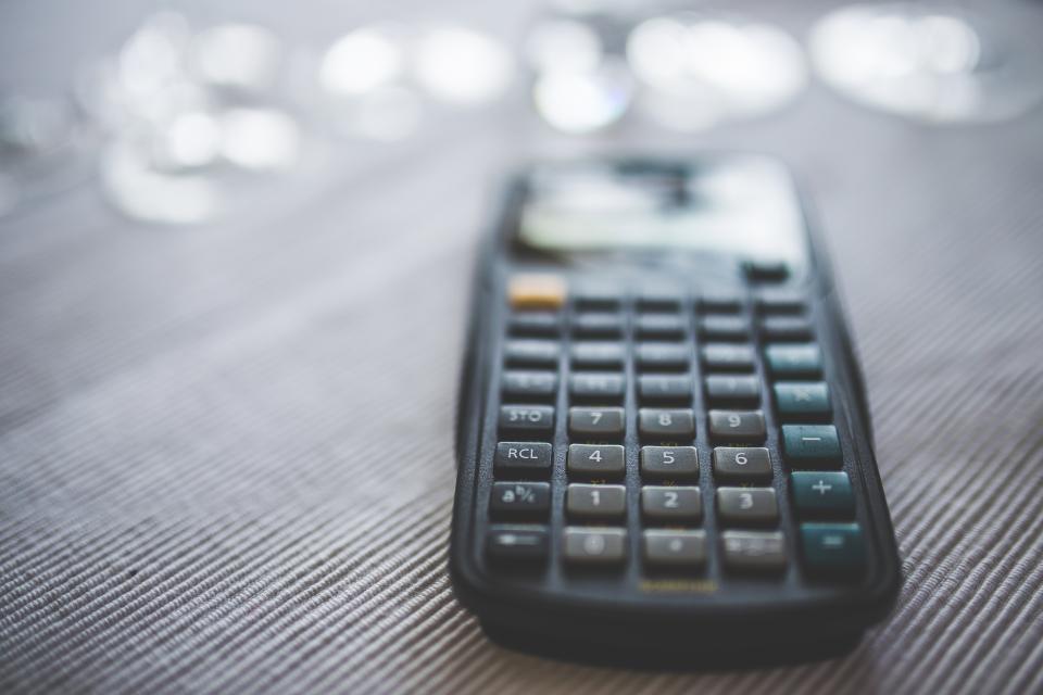 Taschenrechner auf dem Schreibtisch für die Planung einer Investitionsfinanzierung