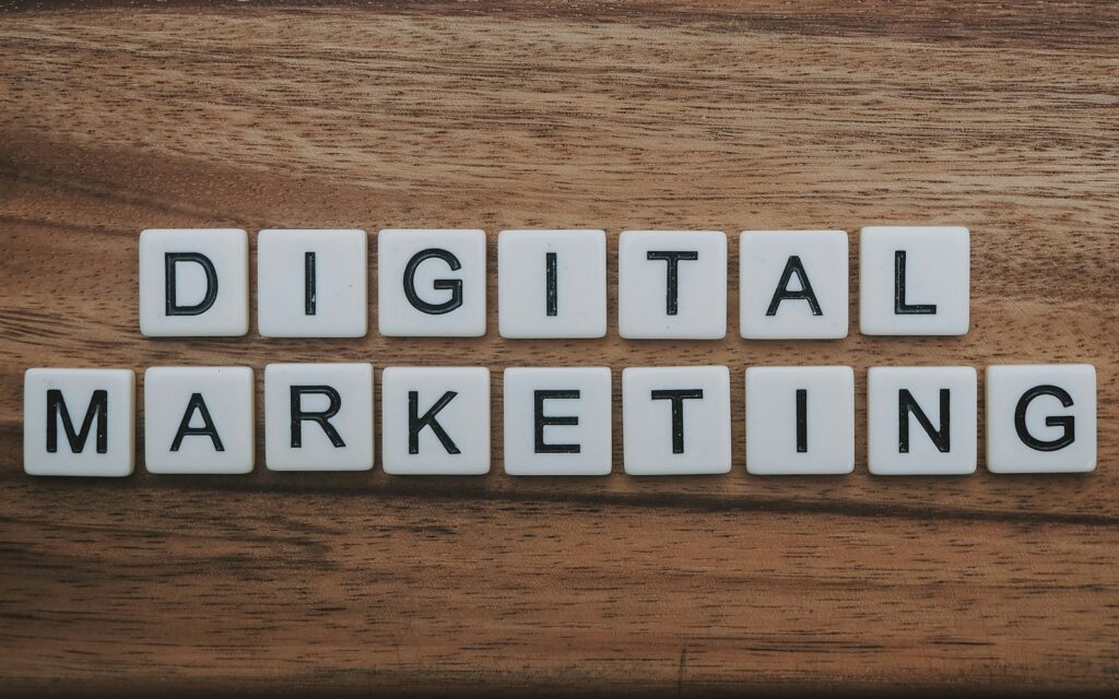 Holzbuchstaben mit dem Schriftzug Digital Marketing – Content-Marketing mit KI