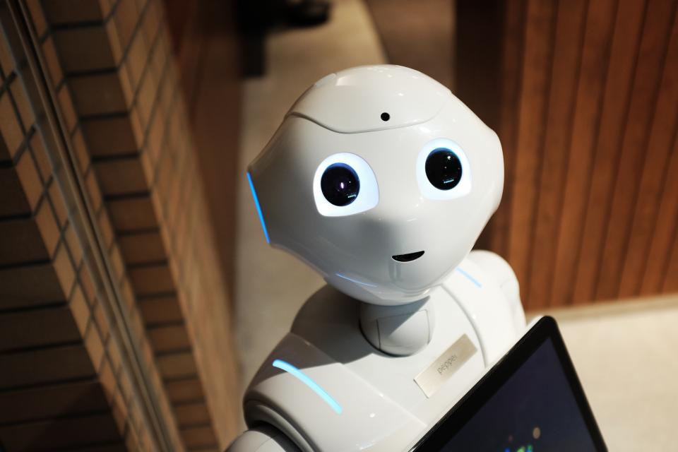 Humanoider Roboter zum Thema KI-Kennzeichnungspflicht
