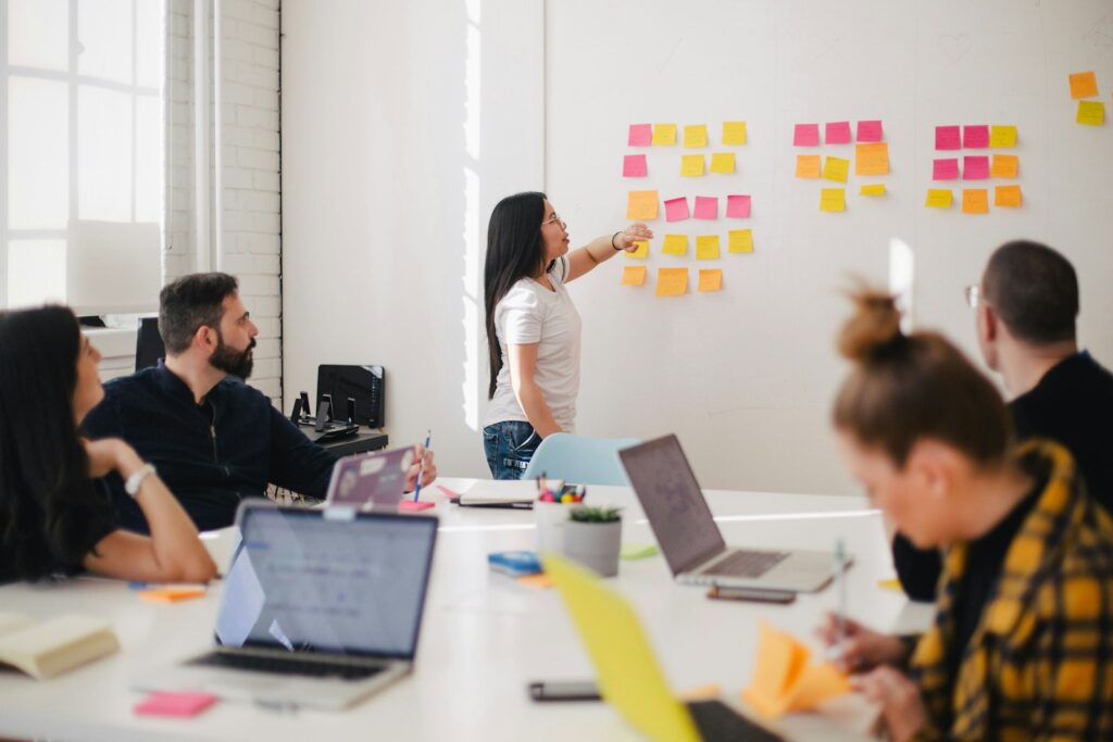 Mitarbeitende in einem Workshop zur KI-Kompetenz im Unternehmen