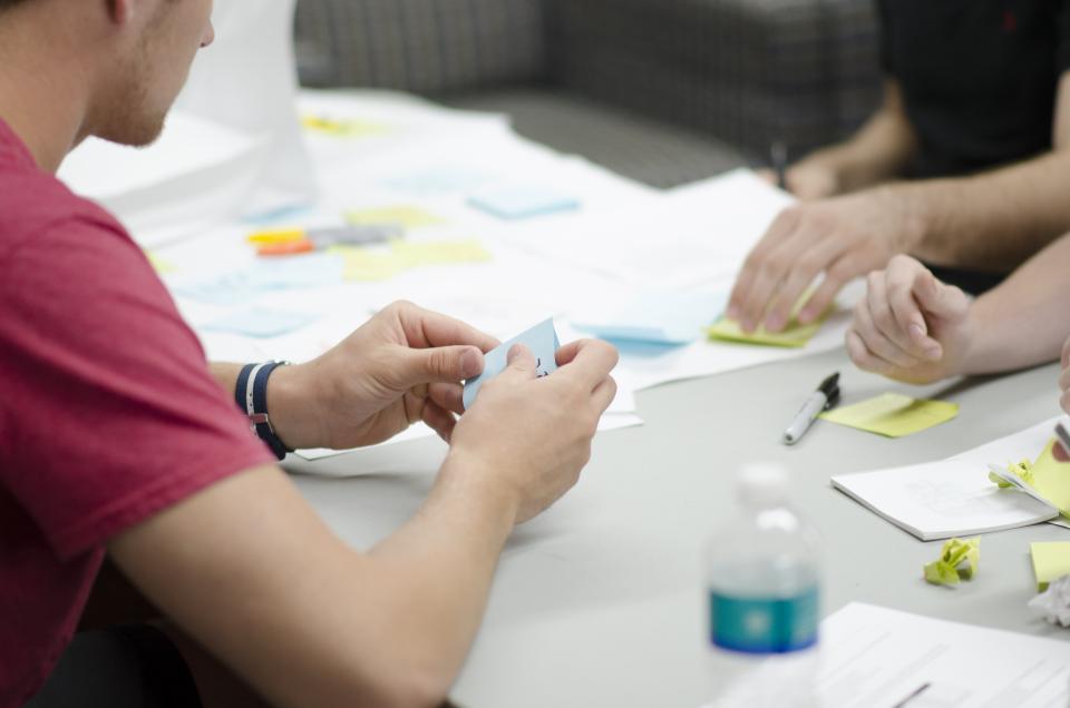 Team arbeitet in einem Workshop mit Haftnotizen