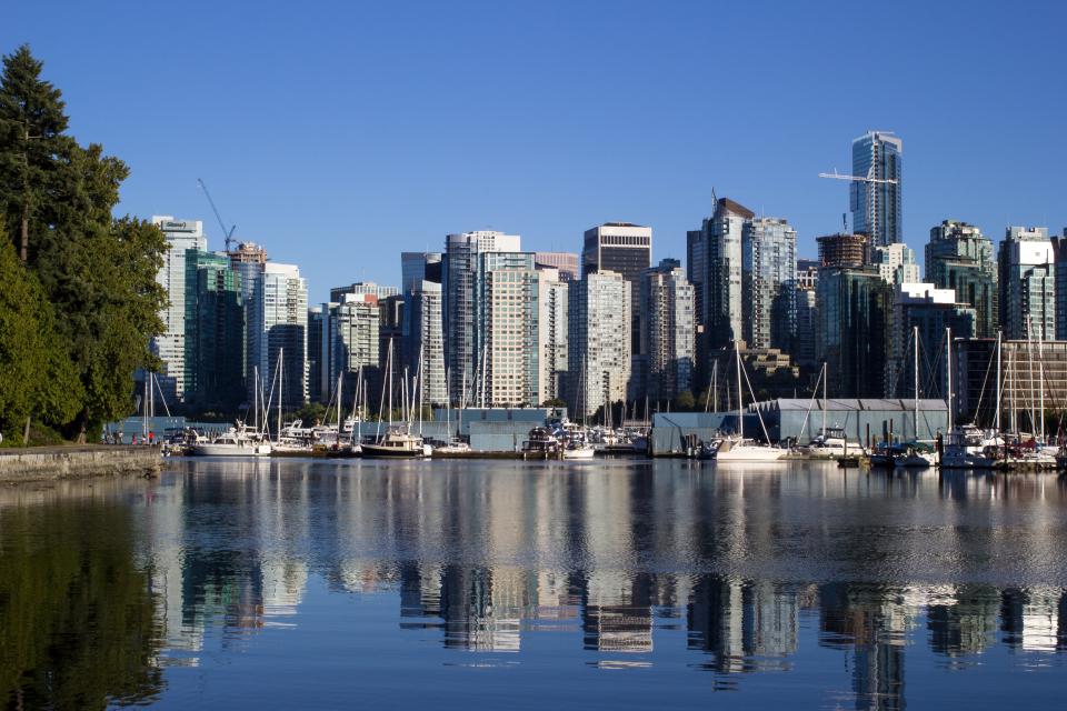 Skyline einer Großstadt am Wasser zum Thema Konjunktur 2027
