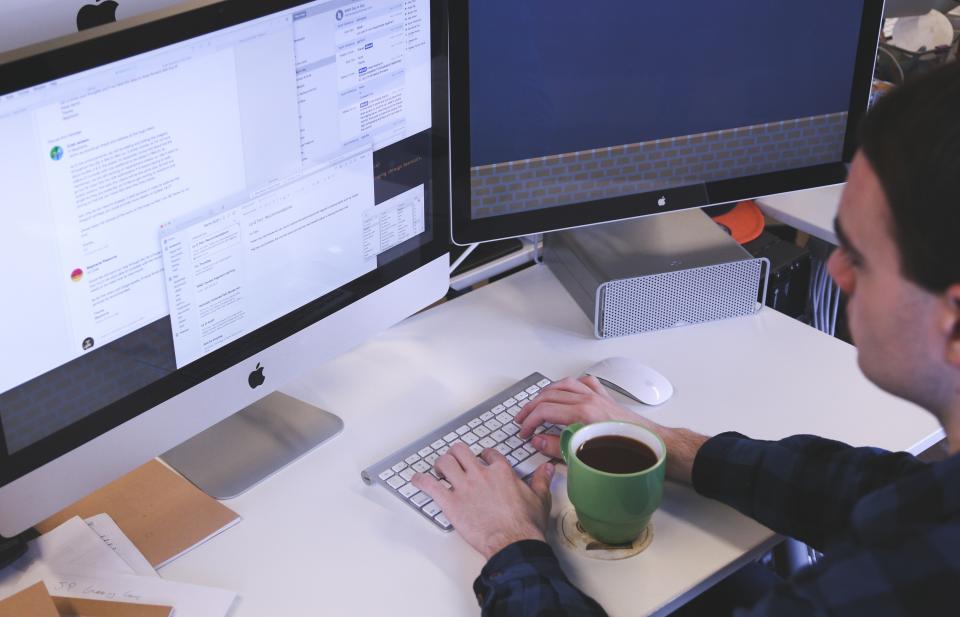 Mann arbeitet konzentriert am Computer