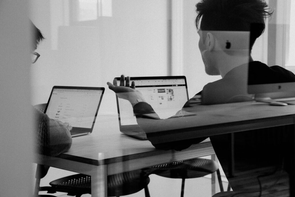 Mann am Laptop prüft die Kündigungsfrist Probezeit für einen neuen Mitarbeiter