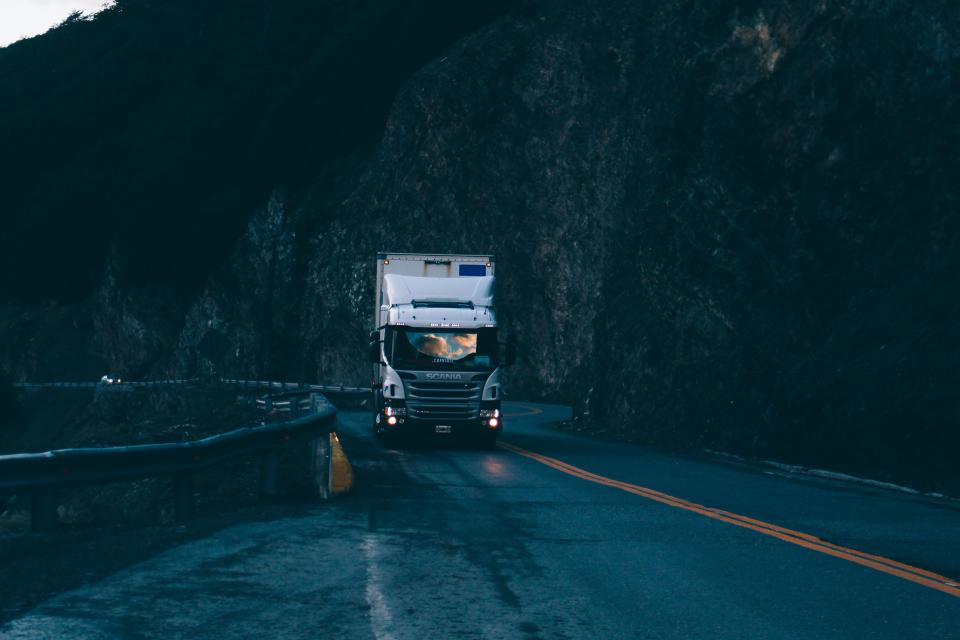 Lastwagen auf einer Landstraße bei Nacht zum Thema Lieferkettengesetz