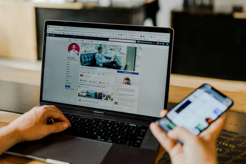 Laptop und Smartphone mit Social-Media-Anwendung als Symbol für LinkedIn Ads Kosten