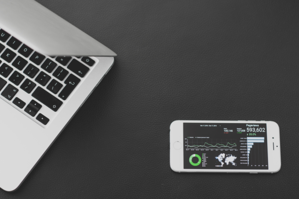 Laptop und Smartphone mit Kampagnen-Statistiken zum Thema LinkedIn Ads Kosten