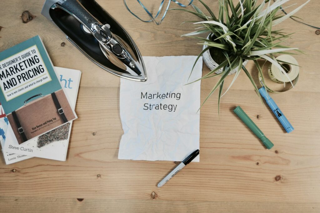 Bücher und Notizen zur Planung vom Marketingbudget im Mittelstand