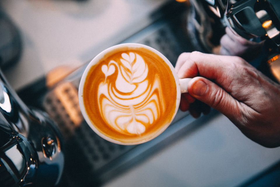 Barista serviert einen Cappuccino zum Thema Mindestlohn 2027