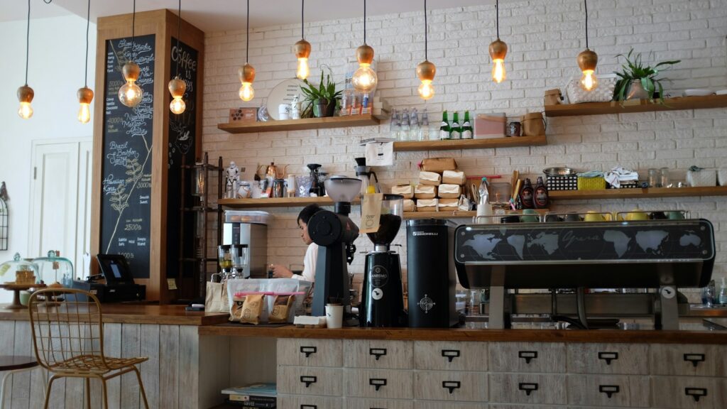 Theke eines Cafés mit Kaffeemaschinen zum Thema Minijob 2026
