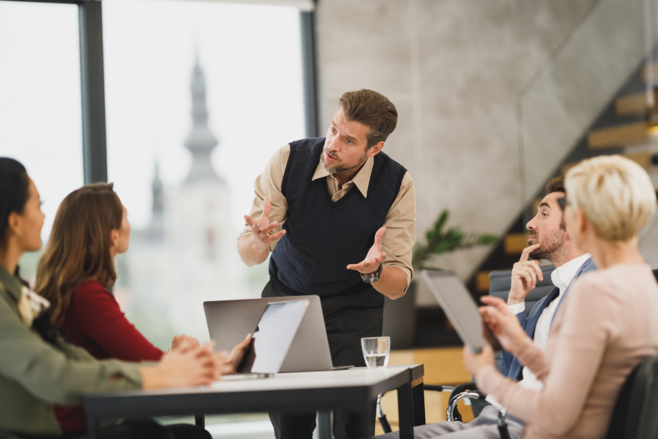 Team bespricht Ergebnisse in einem modernen Büro zum Thema Mitarbeiterbindung