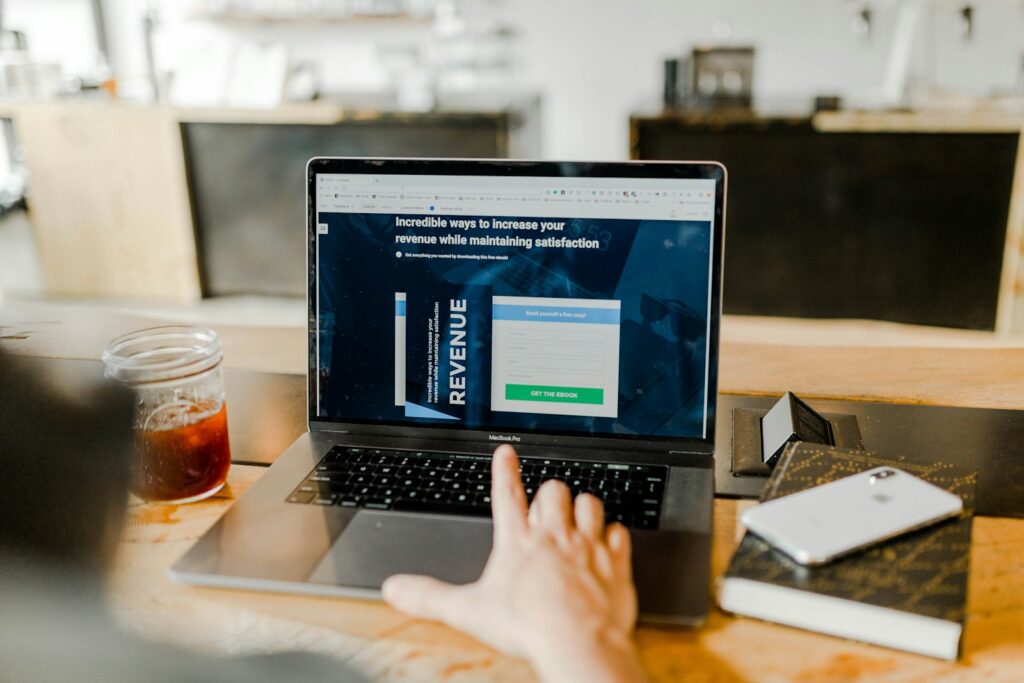 Laptop mit Bewertungsübersicht als Symbol dafür, eine Google Bewertung löschen zu lassen