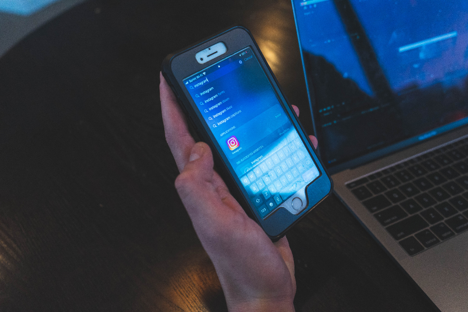 Hand hält ein Smartphone mit geöffneter App