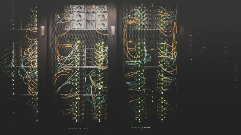 Serverraum mit Netzwerktechnik als Symbol für die NIS2 Pflichten von Unternehmen