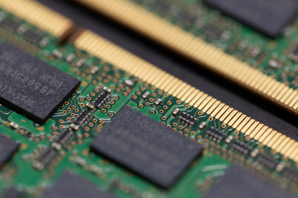 Speicherchips auf einer Computerplatine zum Thema NIS2