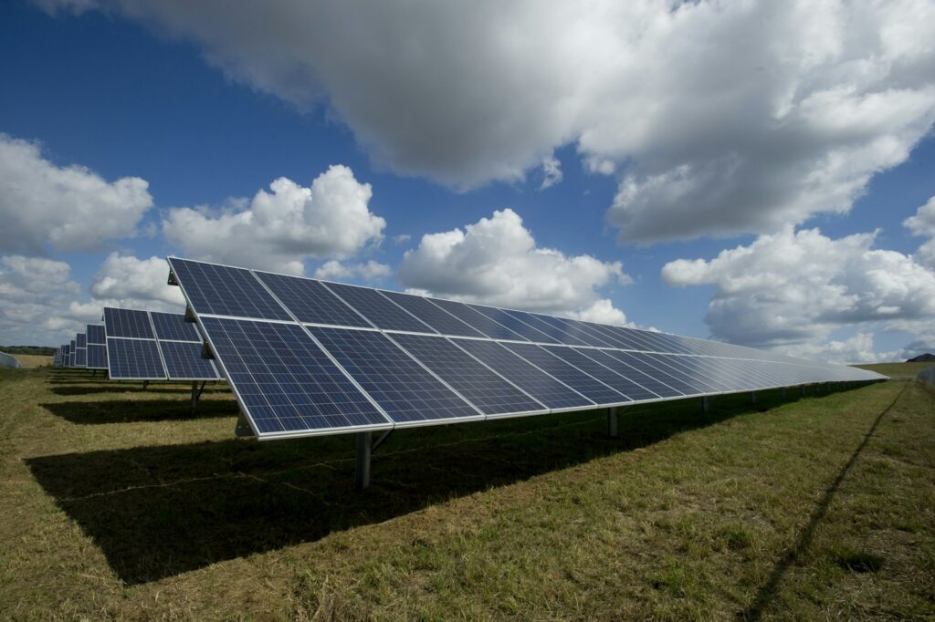 Solarmodule unter blauem Himmel als Symbol für Photovoltaik auf dem Gewerbedach