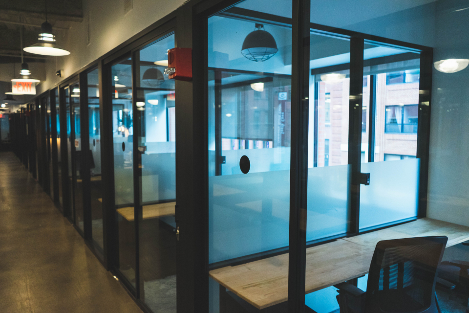 Leerer Büroflur mit Glaswänden zum Thema Quiet Quitting