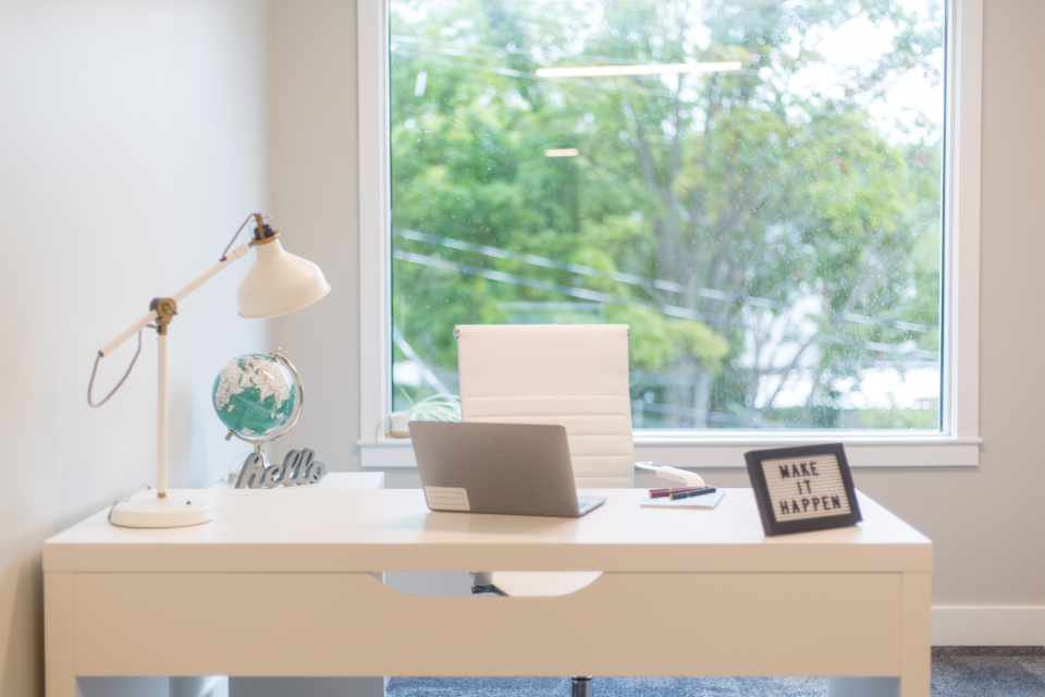 Aufgeräumter Arbeitsplatz im Homeoffice