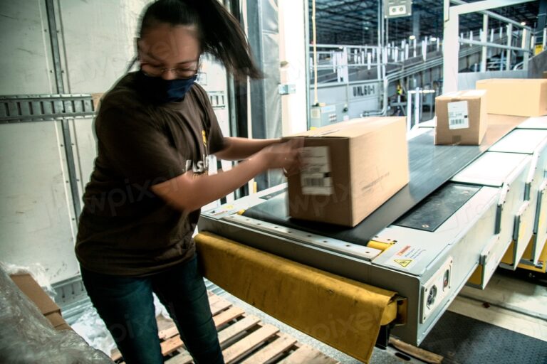 Mitarbeiterin verpackt Pakete im Versandlager zum Thema Retourenquote