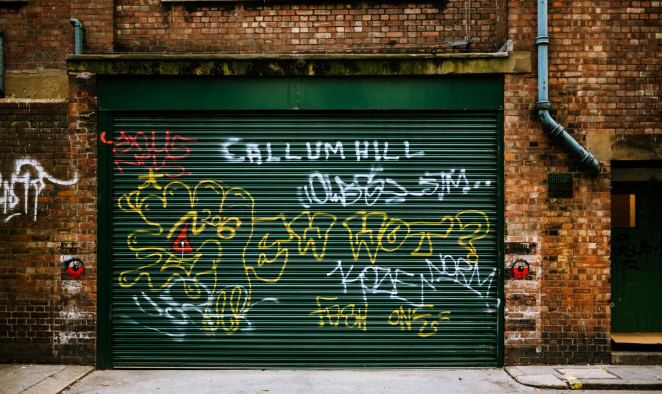 Geschlossenes Rolltor mit Graffiti