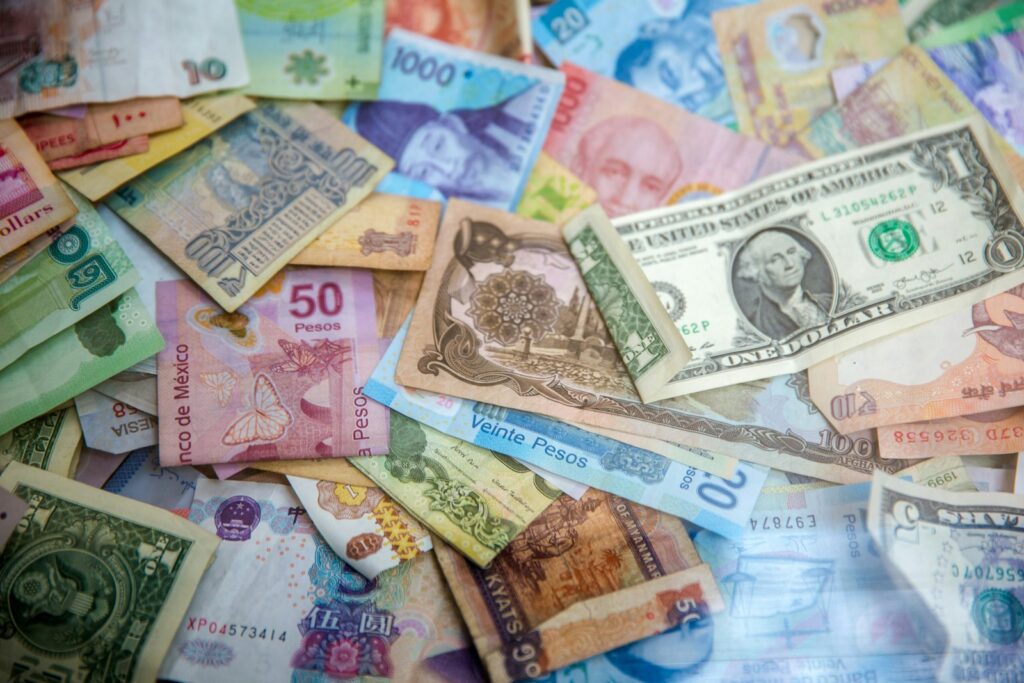 Internationale Geldscheine als Symbol für Stagflation und steigende Preise