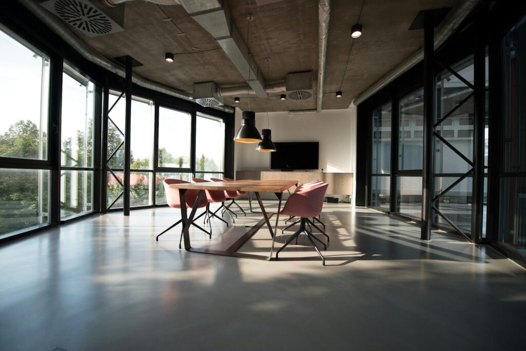 Modernes Büro als Arbeitsplatz für Selbstständige, die ihren Stundensatz berechnen