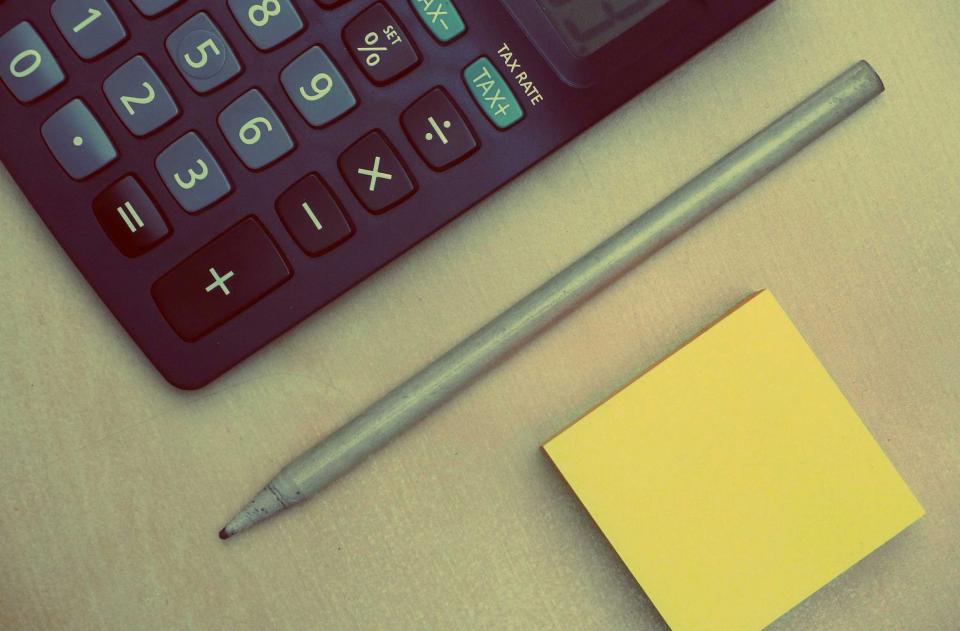 Taschenrechner, Stift und Notizzettel