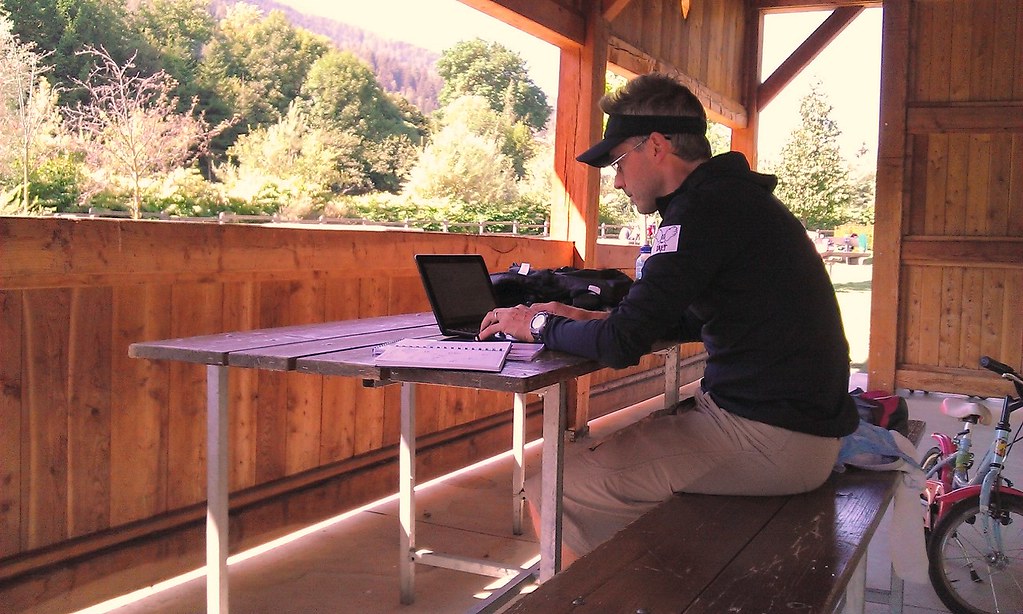 Laptop im Freien: mobile Arbeitszeit mit der Timebutler Zeiterfassung dokumentieren