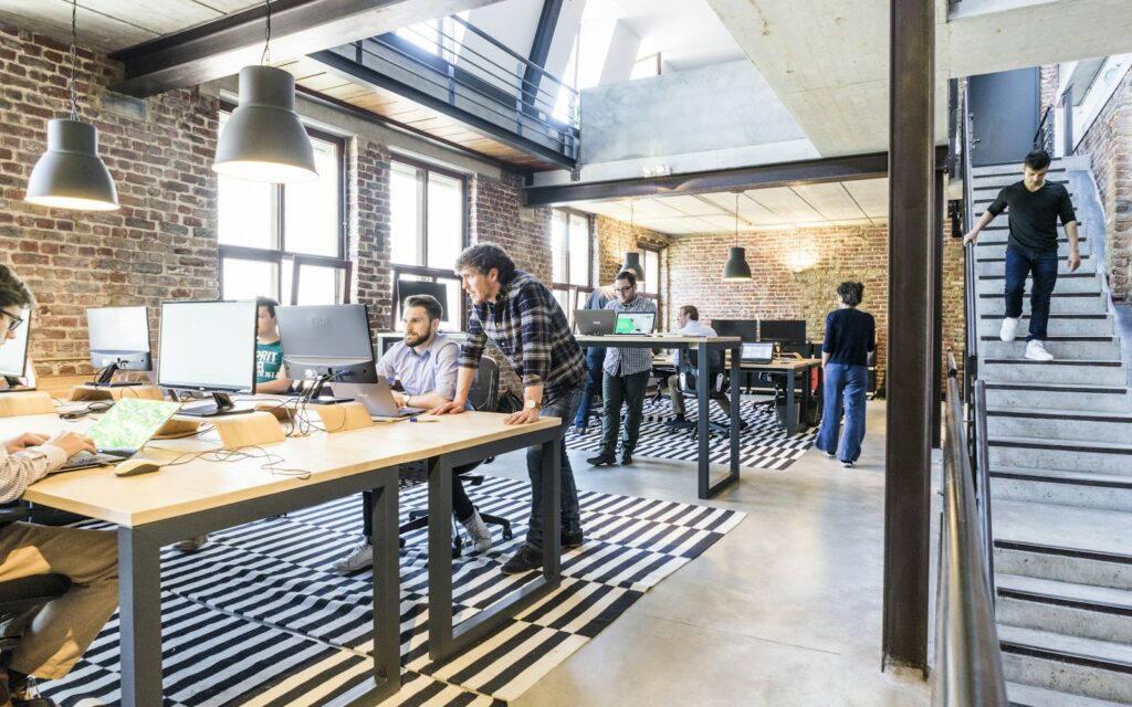 Offenes Büro mit Arbeitsplätzen – Über uns beim Wirtschaft Journal