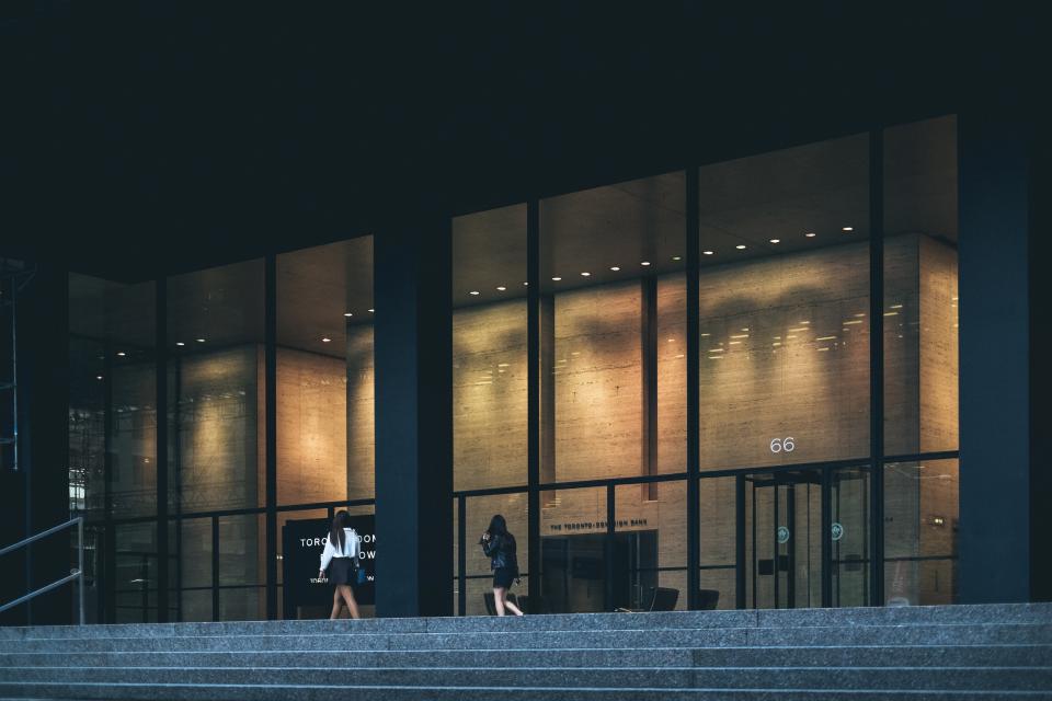 Beleuchtetes Bürogebäude am Abend