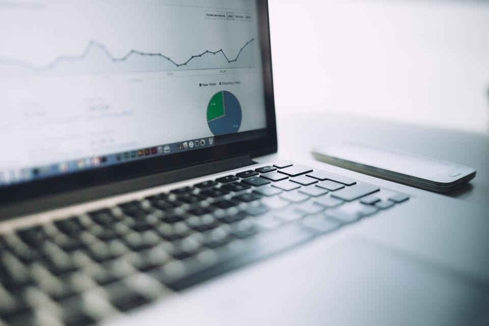Laptop mit Analyse-Diagrammen zum Thema Unternehmenswert