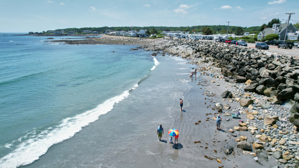 Strand mit Spaziergängern im Urlaub zum Thema Urlaubsanspruch Teilzeit
