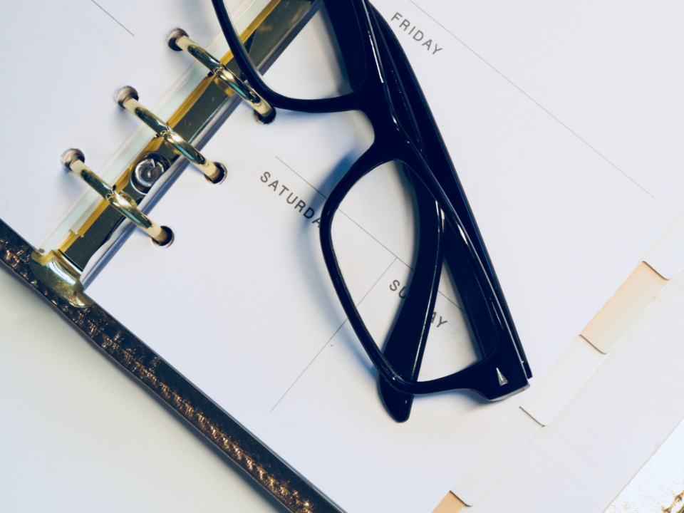 Terminkalender mit Brille