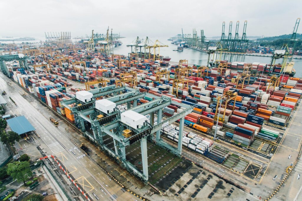 Containerhafen aus der Luft als Symbol für die Auswirkungen der US-Zölle