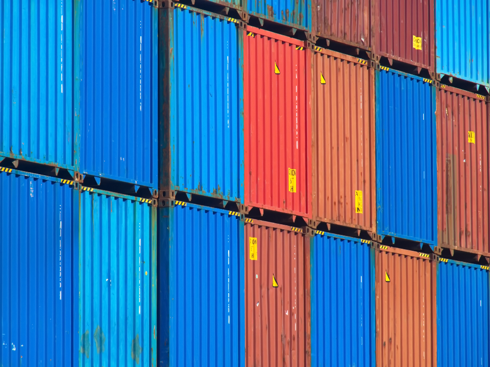 Gestapelte Schiffscontainer zum Thema US-Zölle