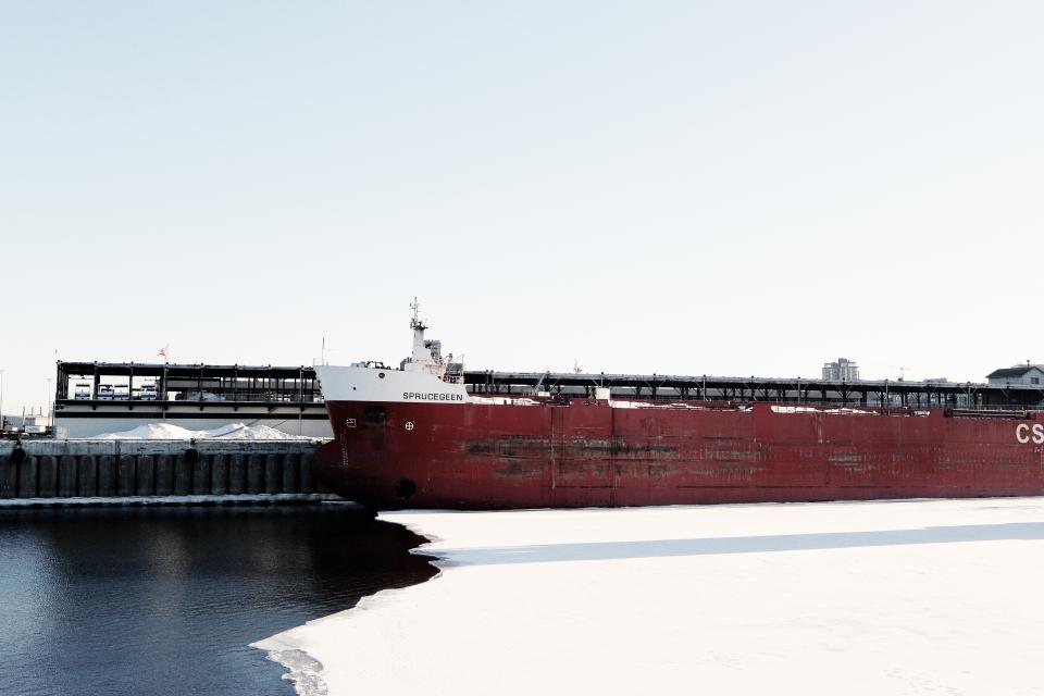 Frachtschiff liegt im Hafen