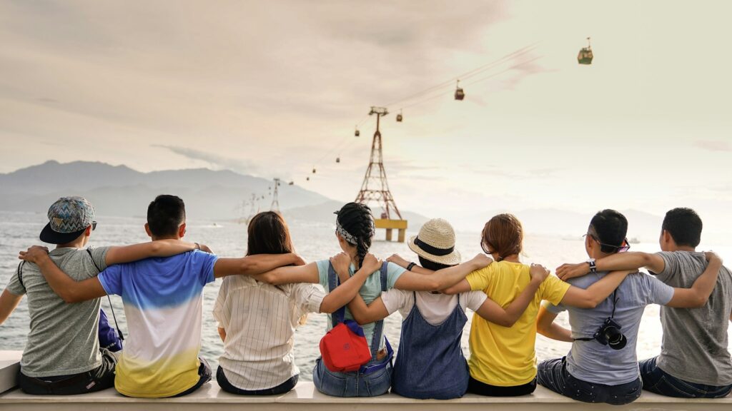 Gruppe von Menschen in der Freizeit als Symbol für die Vier-Tage-Woche