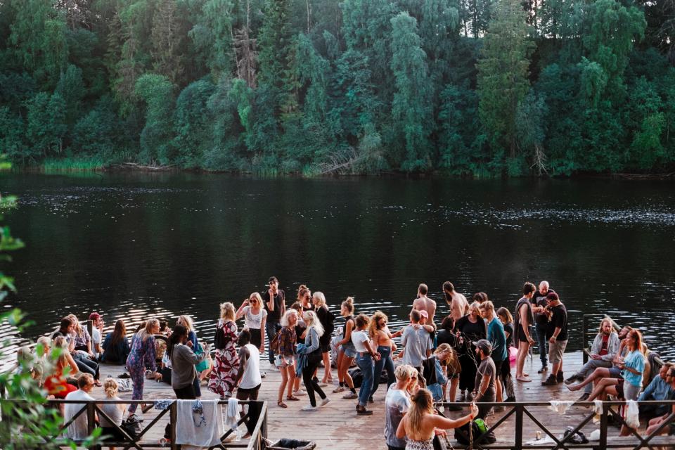 Menschen genießen ihre Freizeit am See zum Thema Vier-Tage-Woche