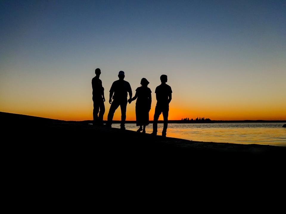 Freunde in der Abendsonne am Wasser