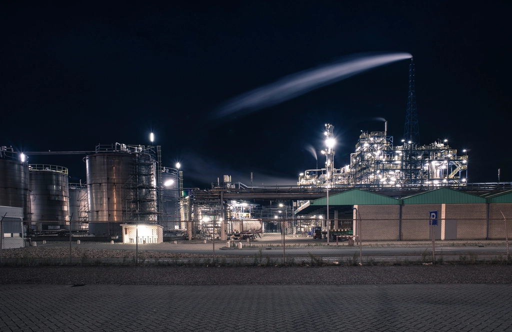 Beleuchtete Industrieanlage bei Nacht zum Thema deutsche Wirtschaft