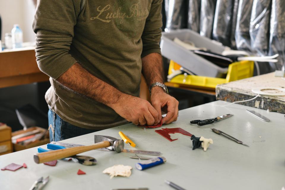 Handwerker arbeitet an einer Werkbank mit Werkzeugen