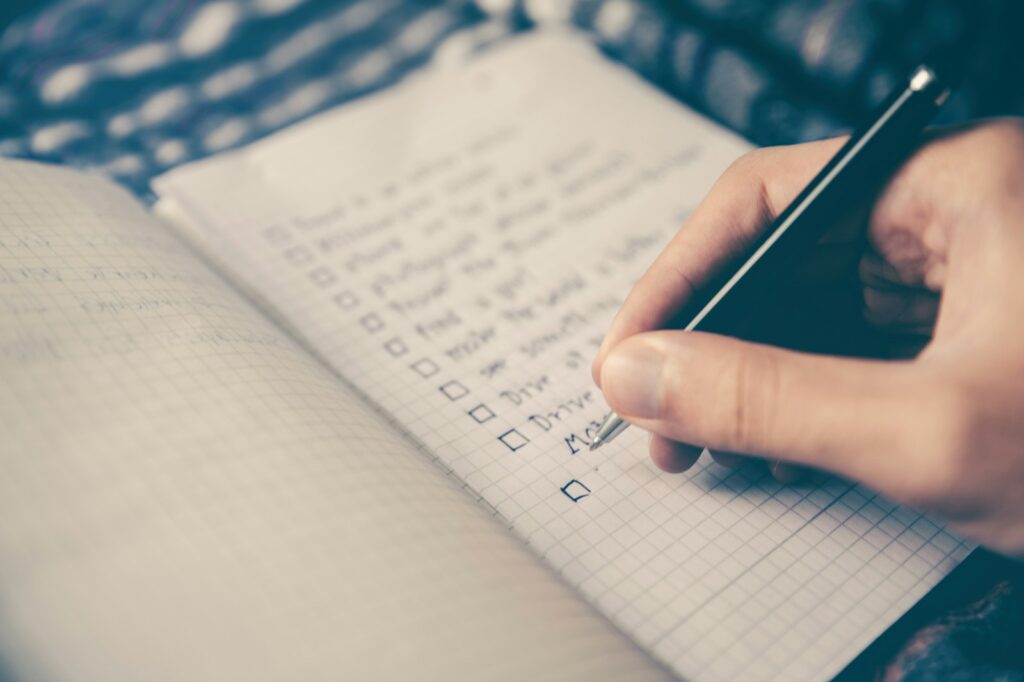 Notizbuch und Stift auf dem Schreibtisch zum Thema Rechnungen aufbewahren