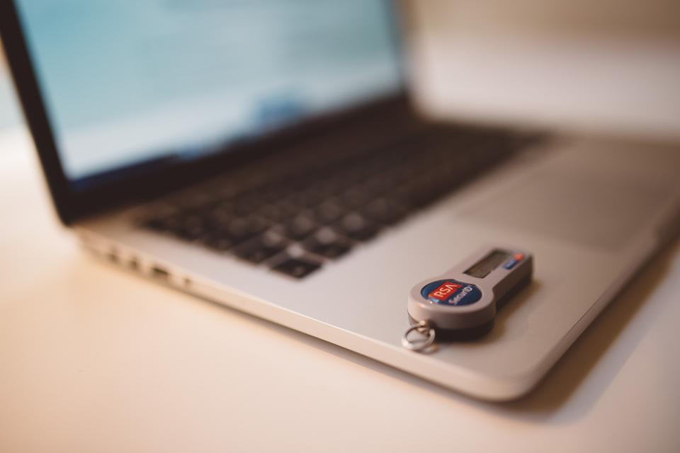 Laptop beim Onlinebanking